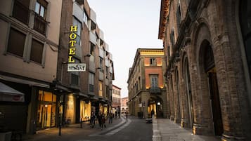 Un hotel con un cartello che riporta la scritta 'HOTEL' e un ingresso ben visibile.