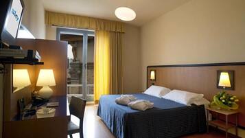 Een minibar, een bureau, een laptopwerkplek, babybedden