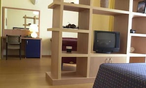 Minibar, skrivebord, skrivebord for bærbar PC og barnesenger