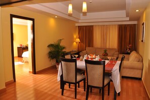 Suite | Egyptian cotton sheets, premium bedding, minibar, in-room safe - Gokulam Park Sabari OMR Hotel (Tirupporur)