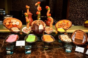 Daily buffet breakfast (INR 473 per person)