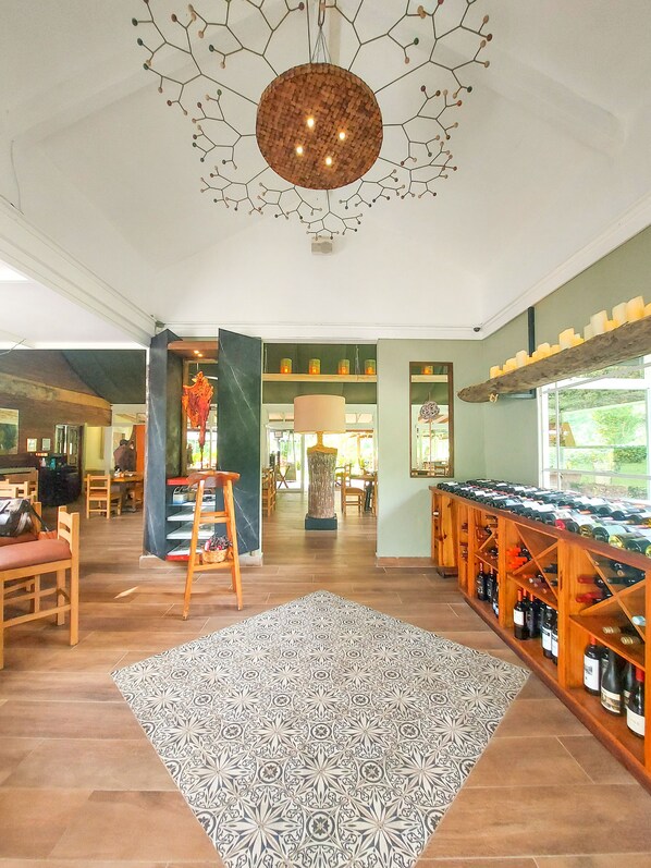 Lunch and dinner served, local cuisine - The Riverside Inn (Los Naranjos)