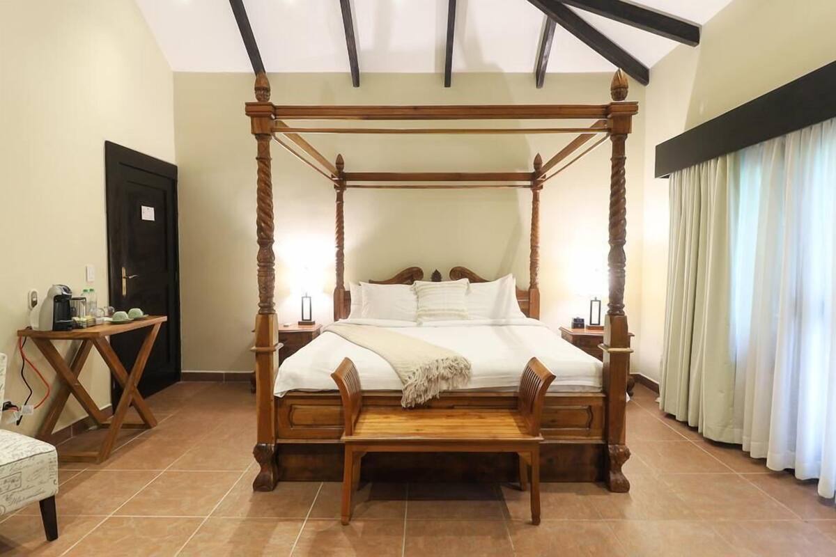 Egyptian cotton sheets, in-room safe, desk, cribs (free)