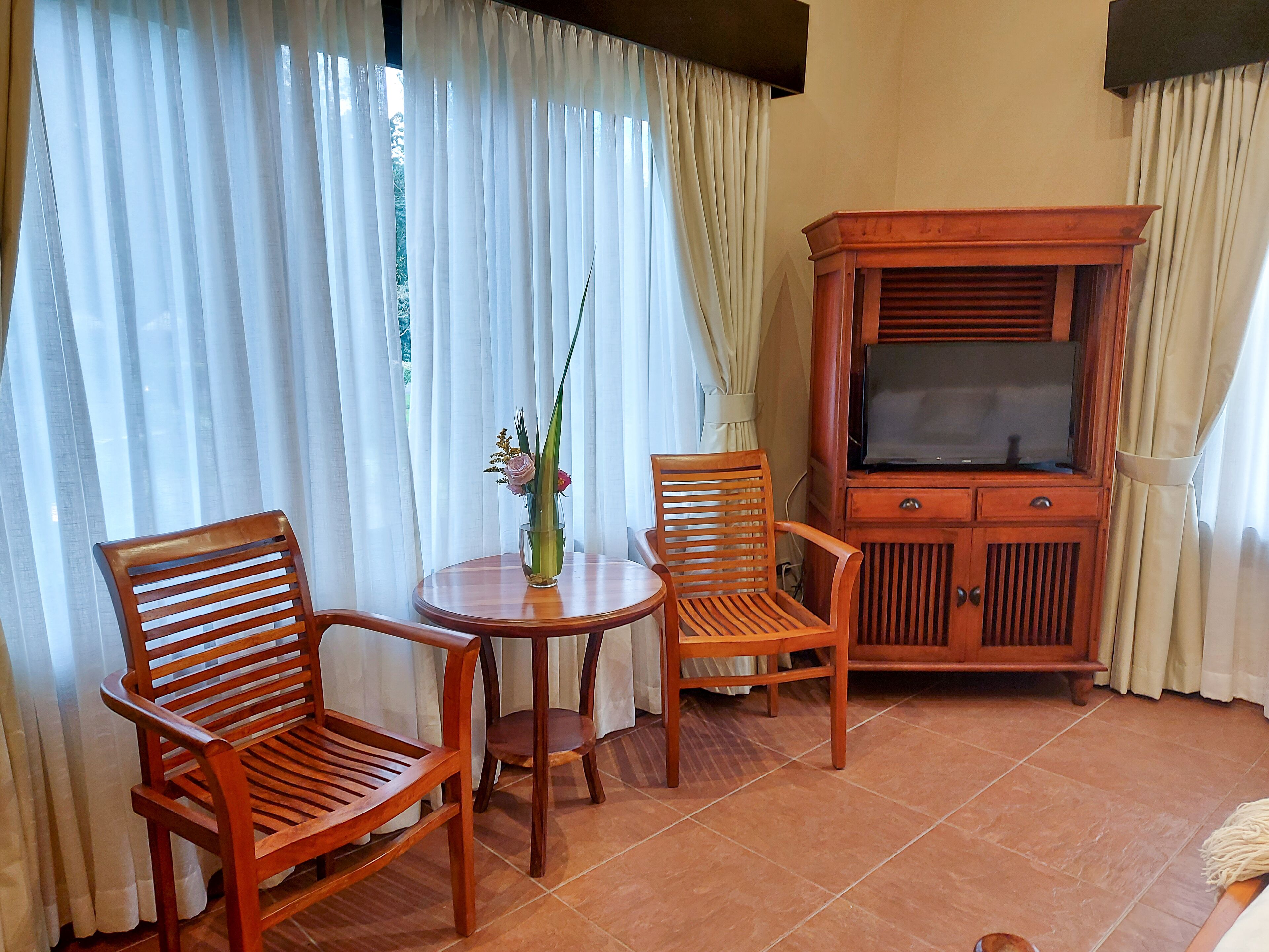 junior suite, 1 king bed | egyptian cotton sheets, in-room safe, individually decorated, desk