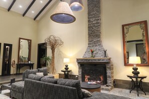 Interior - The Riverside Inn (Los Naranjos)