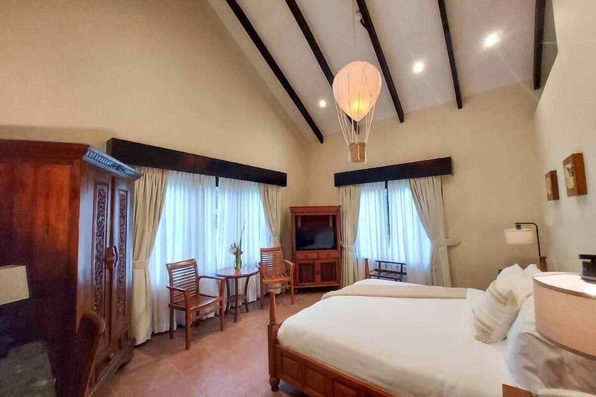 Egyptian cotton sheets, in-room safe, desk, cribs (free)