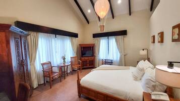 Junior Suite, 1 King Bed | Egyptian cotton sheets, in-room safe, individually decorated, desk