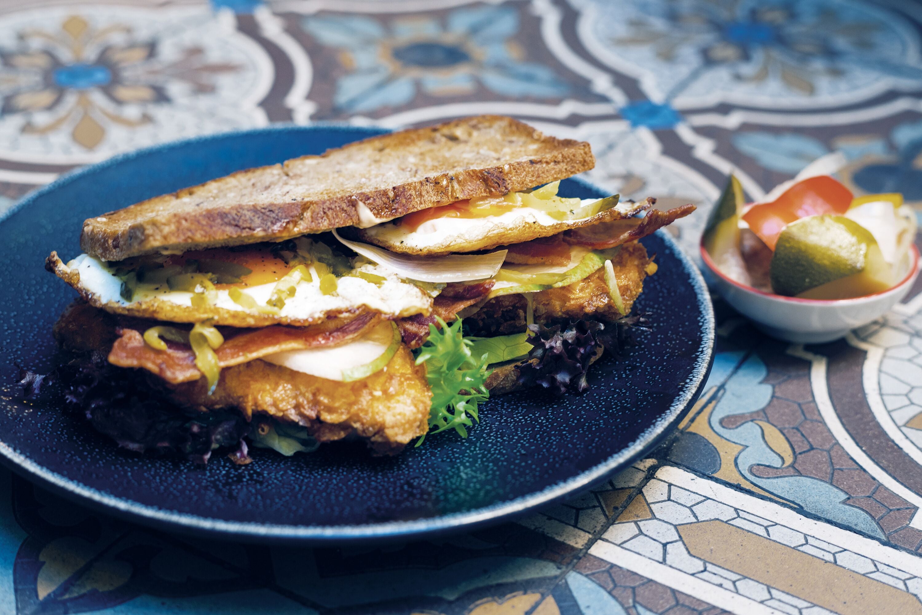 lunch and dinner served, international cuisine