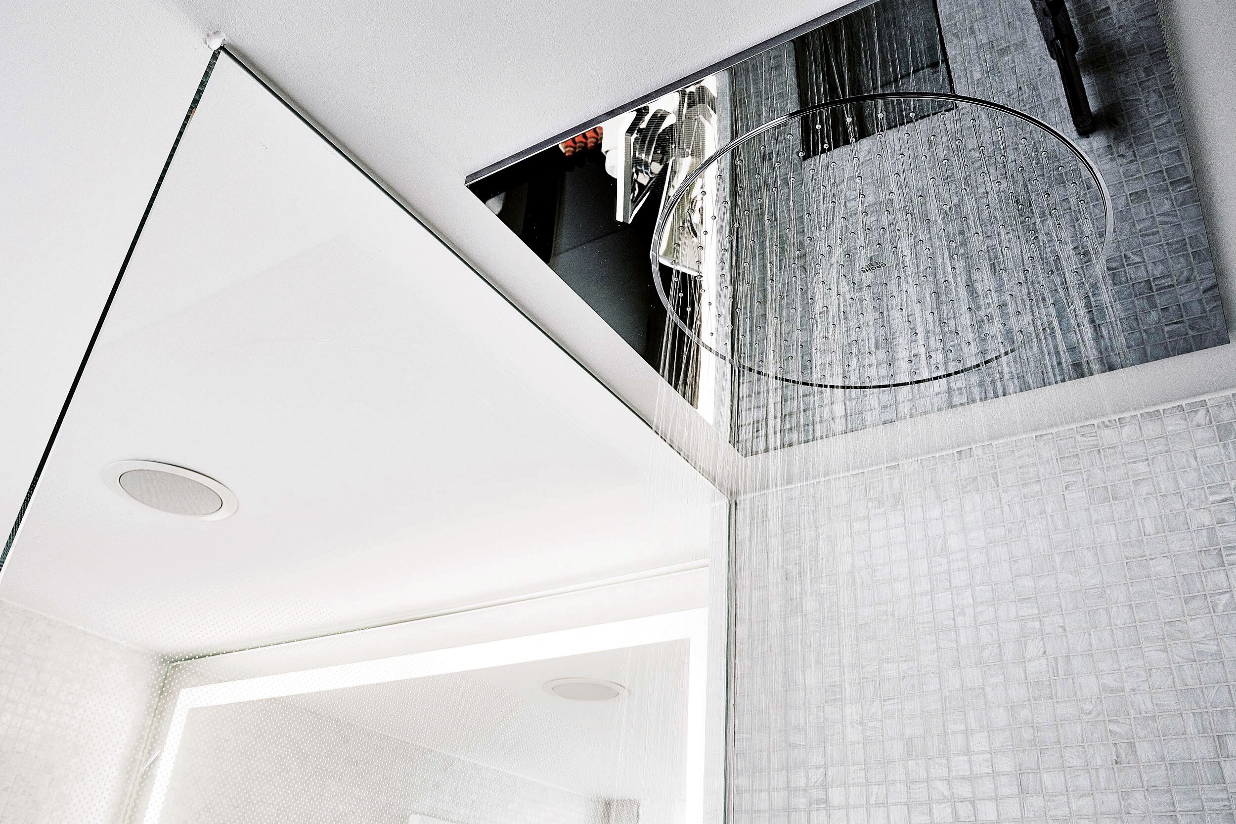 rainfall showerhead, free toiletries, hair dryer, towels