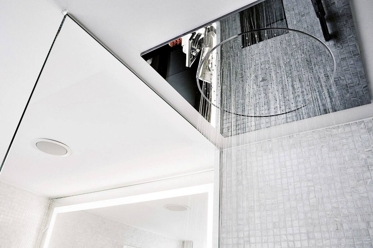 rainfall showerhead, free toiletries, hair dryer, towels