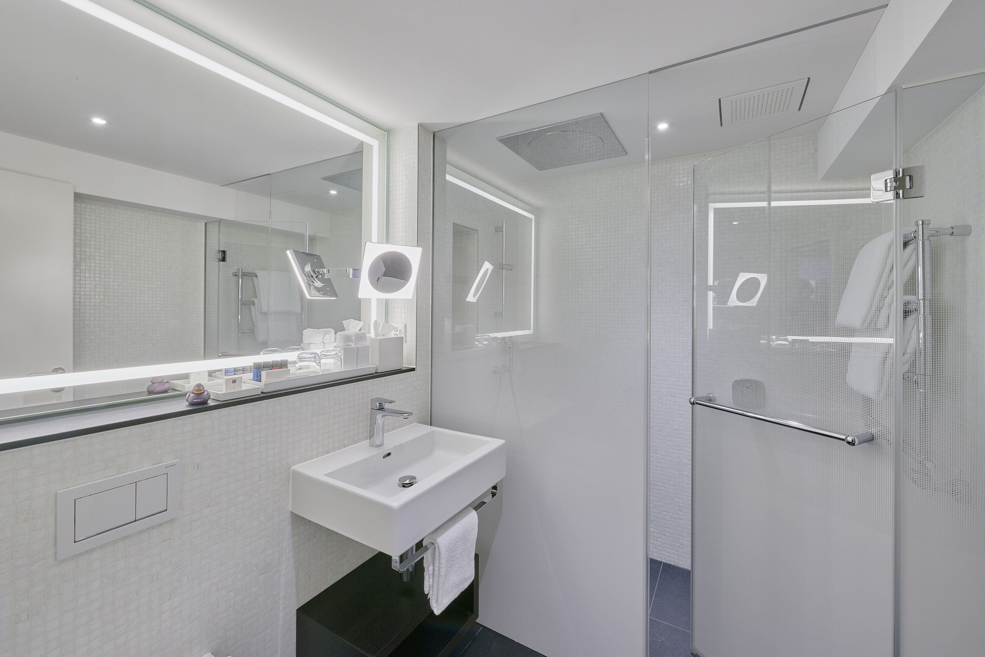 rainfall showerhead, free toiletries, hair dryer, towels