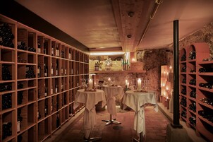 供应午餐和晚餐，国际美食