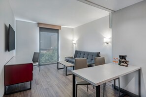 Suite, 1 kingsize bed met slaapbank | Een kluis op de kamer, een bureau, verduisterende gordijnen