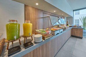 Desayuno completo gratuito y diario