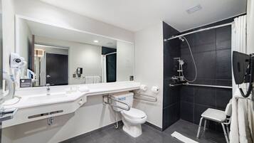 Dusche, kostenlose Toilettenartikel, Haartrockner, Handtücher