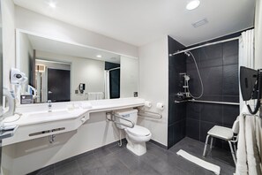 Chuveiro, produtos de toalete grátis, secador de cabelo