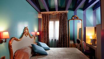 Minibar, caja de seguridad en la habitación y decoración personalizada