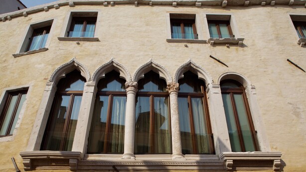 A building with arched windows and a central column. - Hotel Ca' Zusto Venezia (Venice)