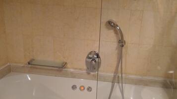 Secador de pelo, pantuflas, bidet, toallas