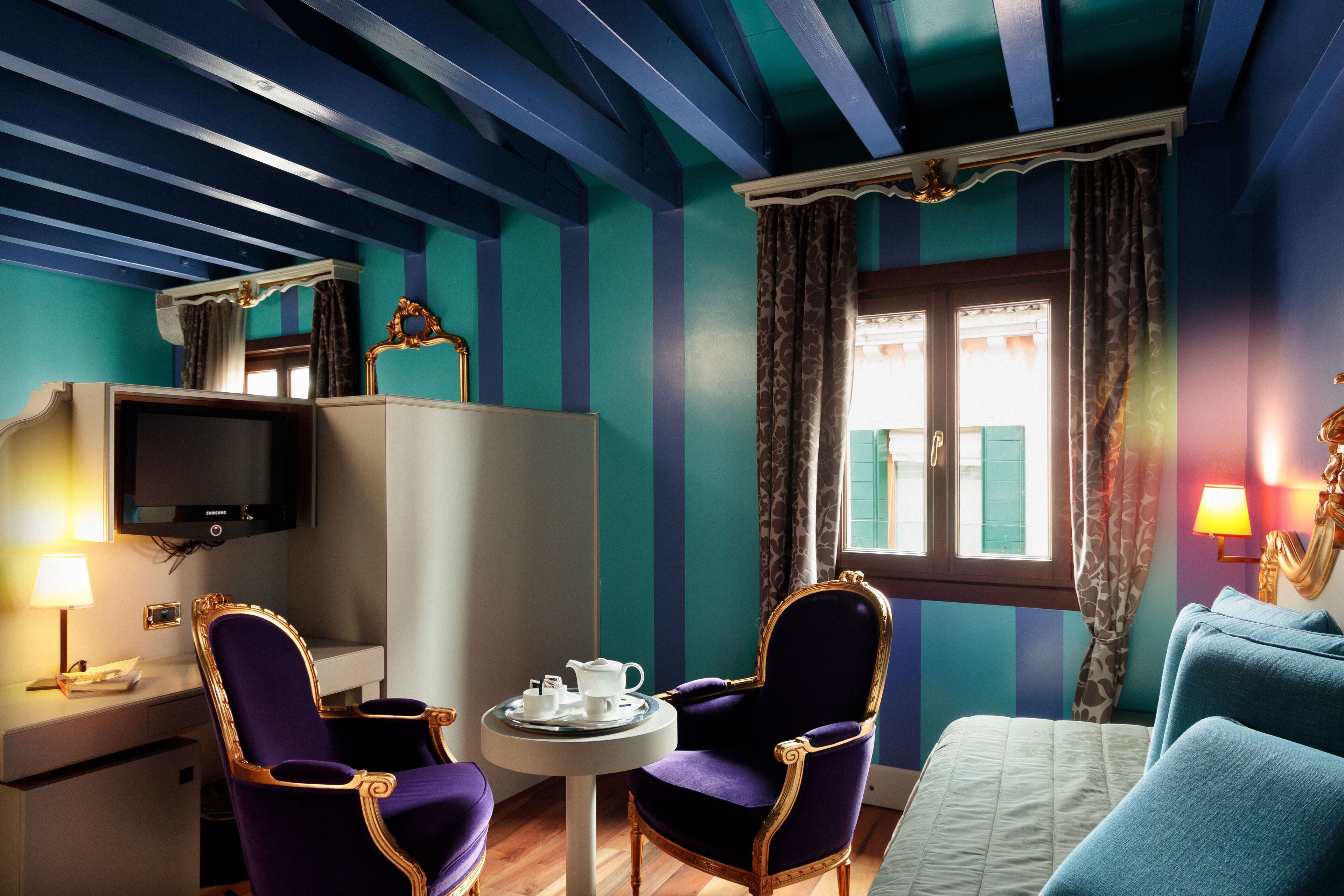 junior suite (double) | minibar, in-room safe, individually decorated, desk