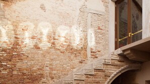 A courtyard with stone arches and a brick wall. - Hotel Ca' Zusto Venezia (Venice)