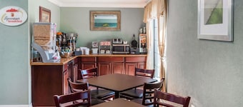 Super 8 by Wyndham Kinder LA
