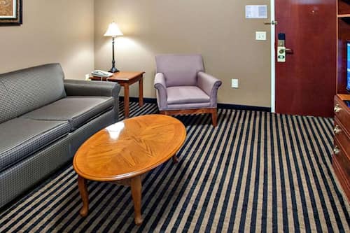 Deluxe Suite, 1 King Bed with Sofa bed, Non Smoking, Refrigerator & Microwave | Living area