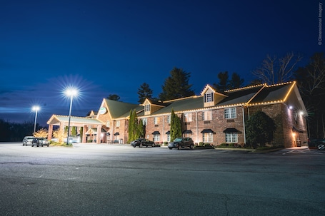 Front of property. Mountain Inn & Suites