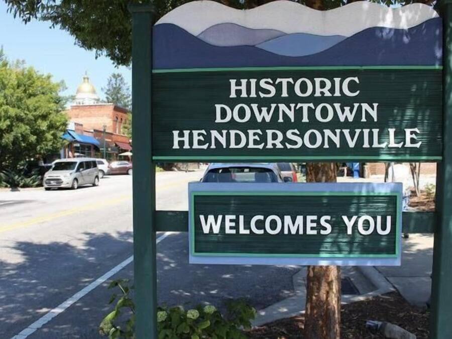 Placa de boas-vindas ao centro histórico de Hendersonville.