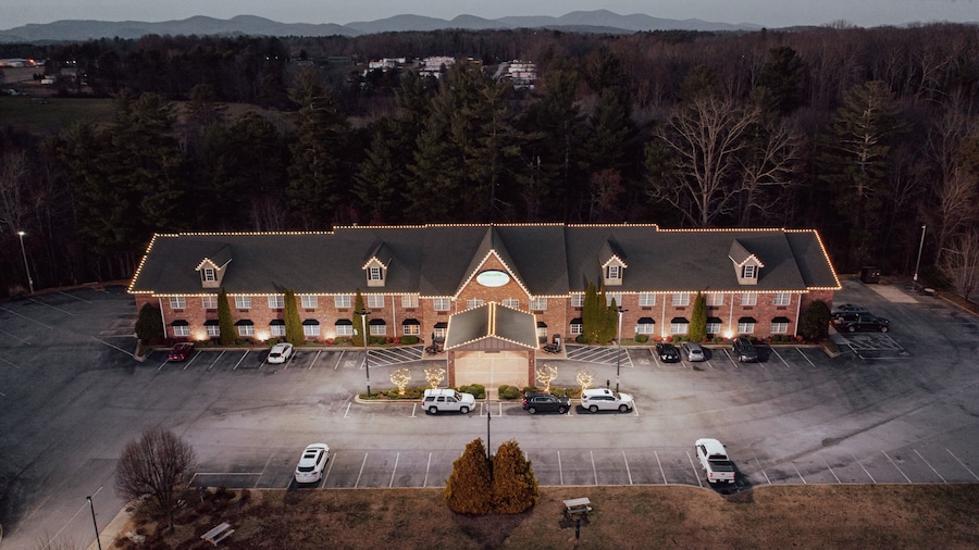 Mountain Inn & Suites