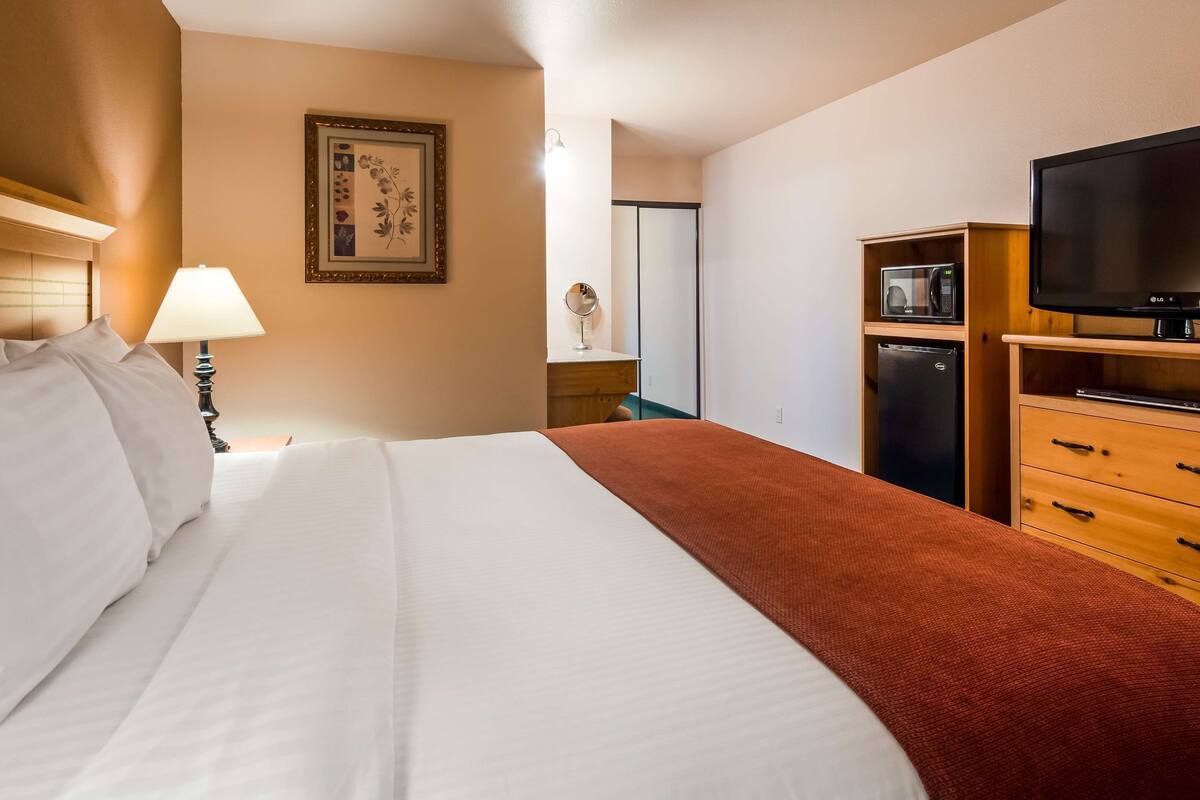 down duvets, pillow-top beds, in-room safe, desk