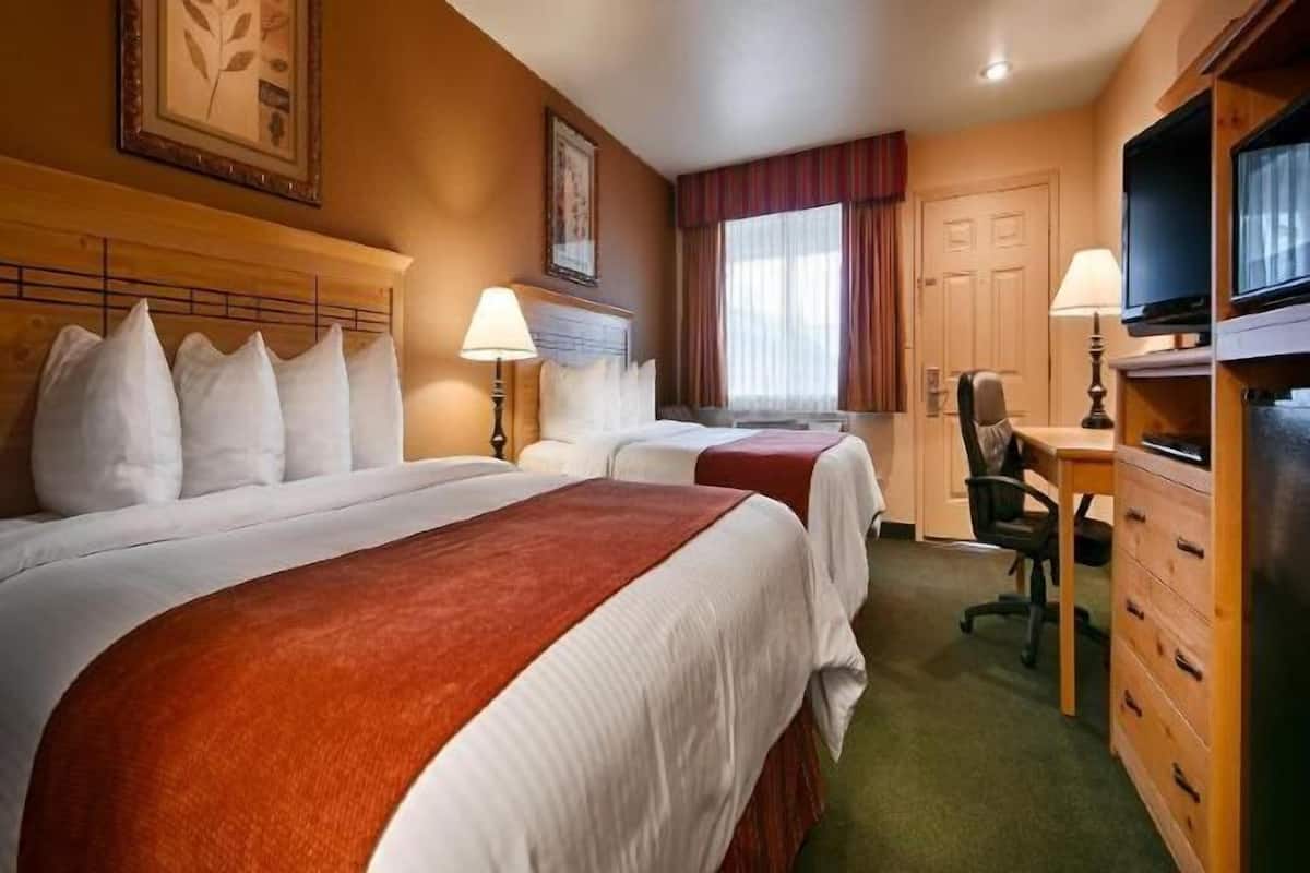 Gebar bulu kapas, tilam berlapik, peti besi dalam bilik, meja