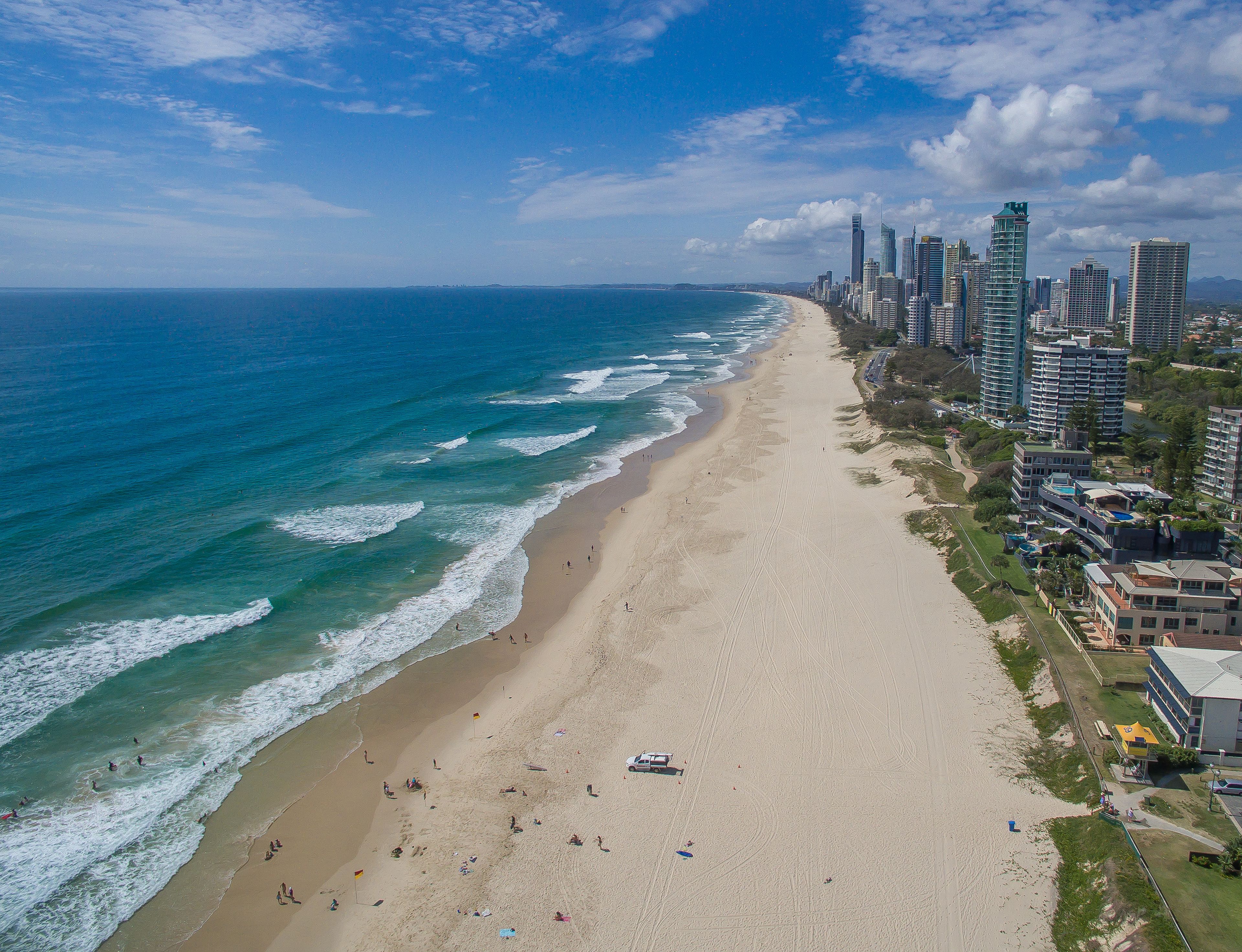Una playa con un paisaje urbano al fondo.
