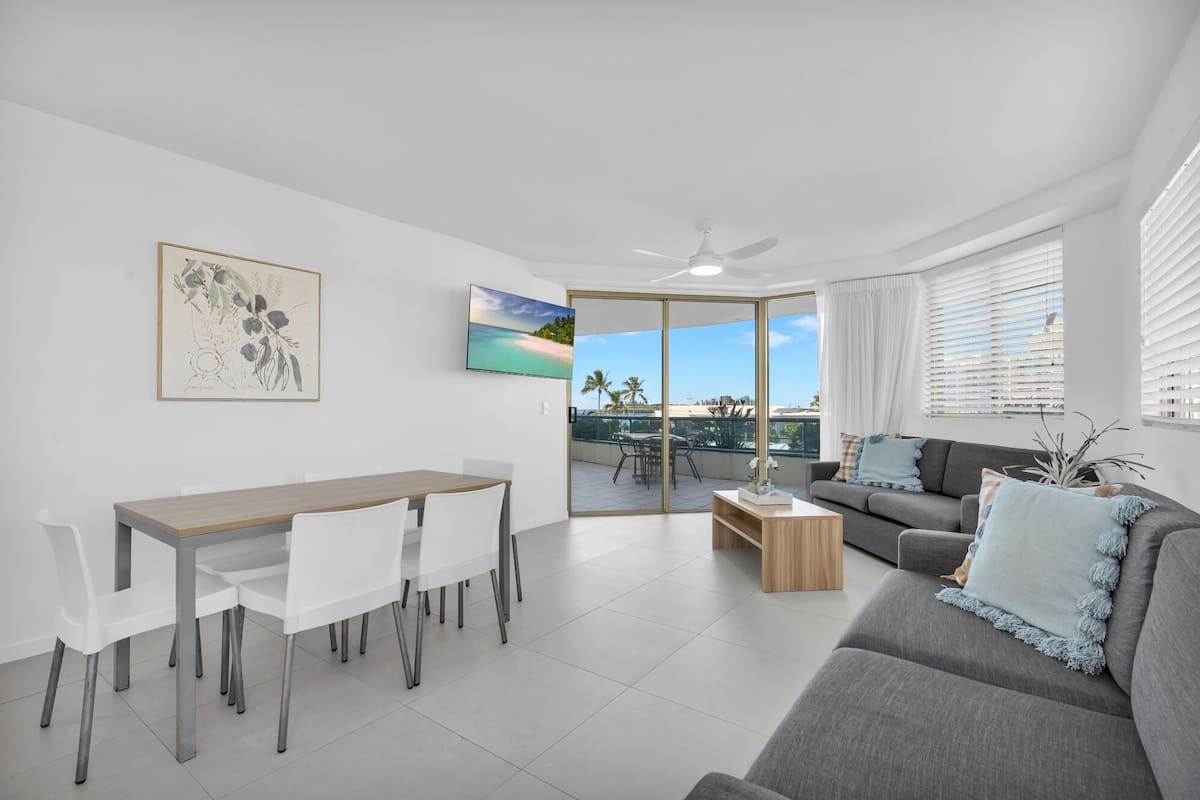 Departamento Premium, vista al océano | Área de sala de estar | Televisión 