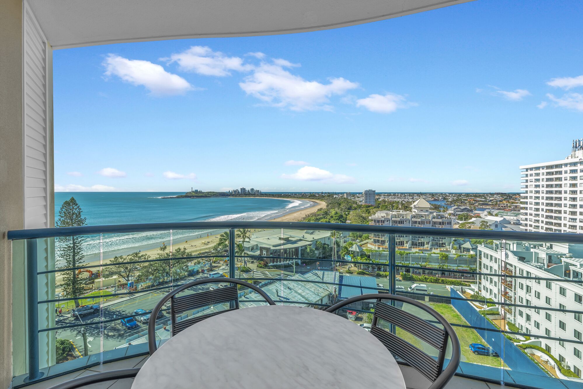 Un balcón con vistas despejadas a la playa y al paisaje urbano.