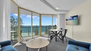 Superior appartement, 2 slaapkamers (2 Bedroom Ocean Superior) | Woonruimte | Een televisie