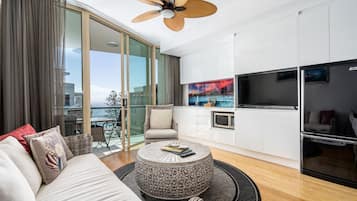 Studio Beach Executive | Living area | TV