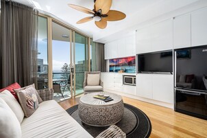 Studio Beach Executive | Living area | TV