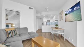 Superior Apartment, 2 Bedrooms | Ruang tamu | TV