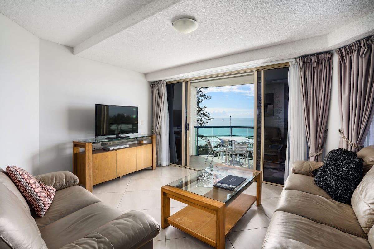 高级公寓, 2 间卧室 (2 Bedroom Ocean Superior) | 起居区 | 电视