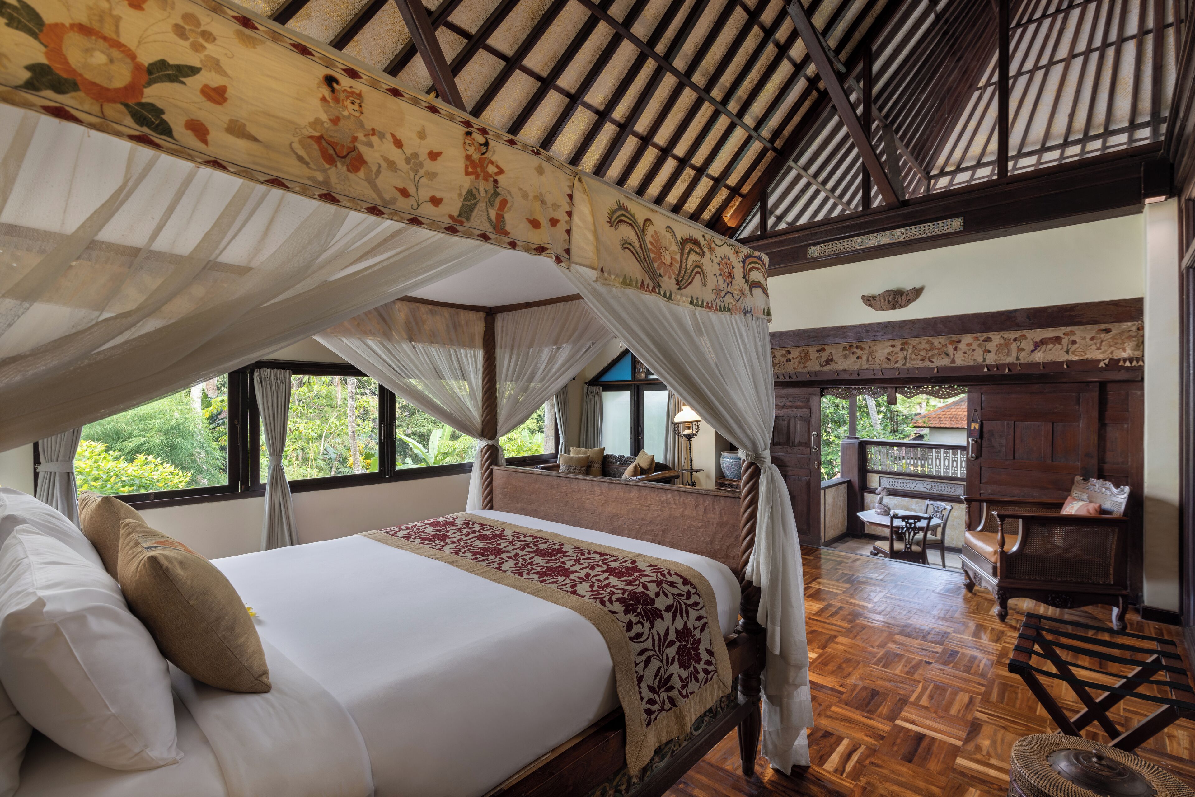 suite | minibar, in-room safe, individually decorated, desk