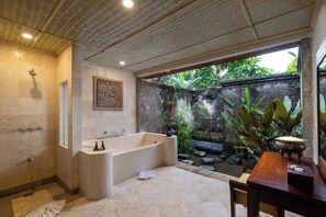Free toiletries, hair dryer, bathrobes, bidet - Arma Museum & Resort (Ubud)
