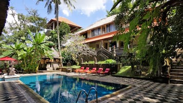 2 piscinas al aire libre, sillones reclinables de piscina