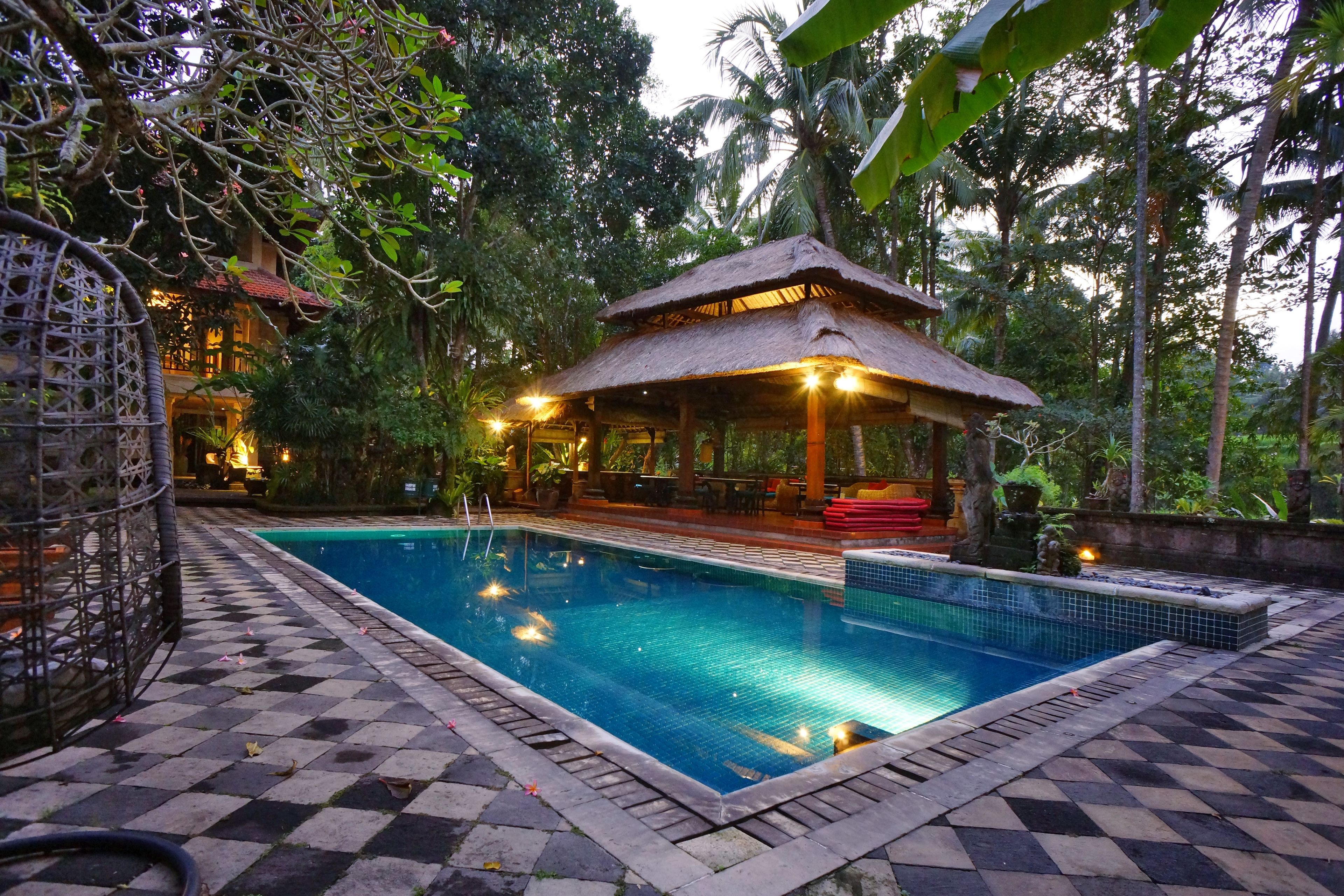 2 outdoor pools, pool loungers