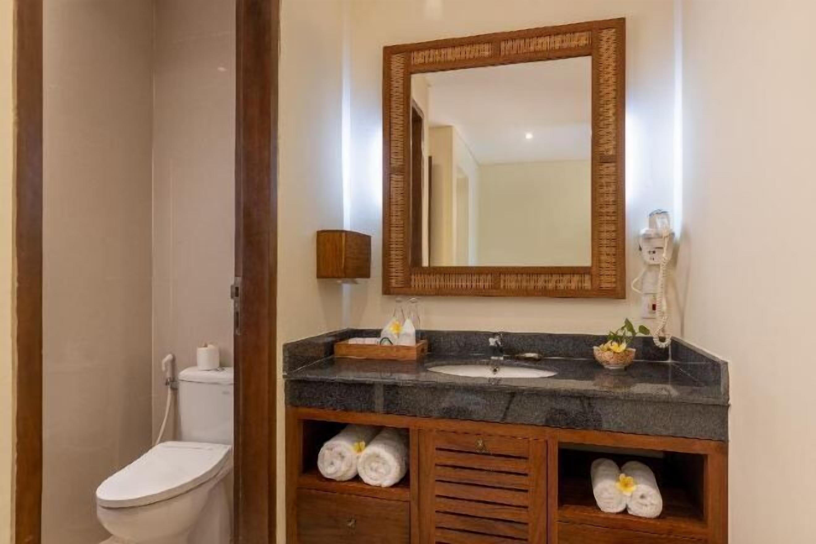 Bathroom | Free toiletries, hair dryer, bathrobes, bidet