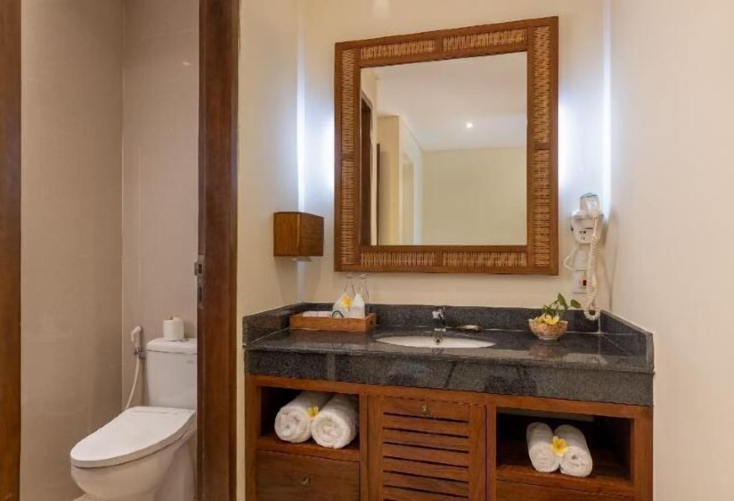 Bathroom | Free toiletries, hair dryer, bathrobes, bidet