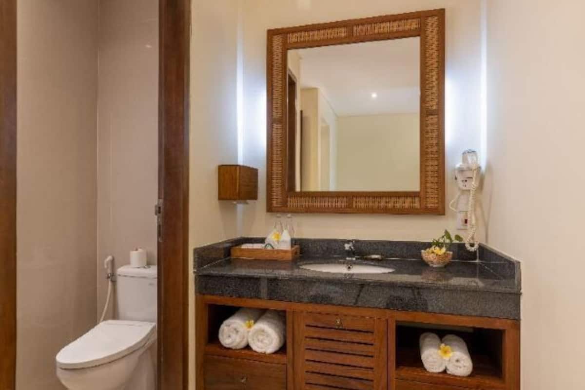 Bathroom | Free toiletries, hair dryer, bathrobes, bidet