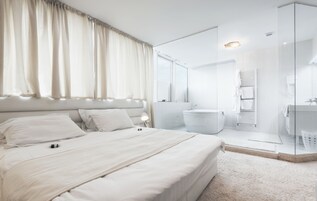 Minibar, caja de seguridad en la habitación y escritorio 