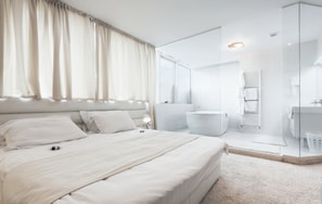 Minibar, in-room safe, desk, laptop workspace - Hotel Arka (Skopje)