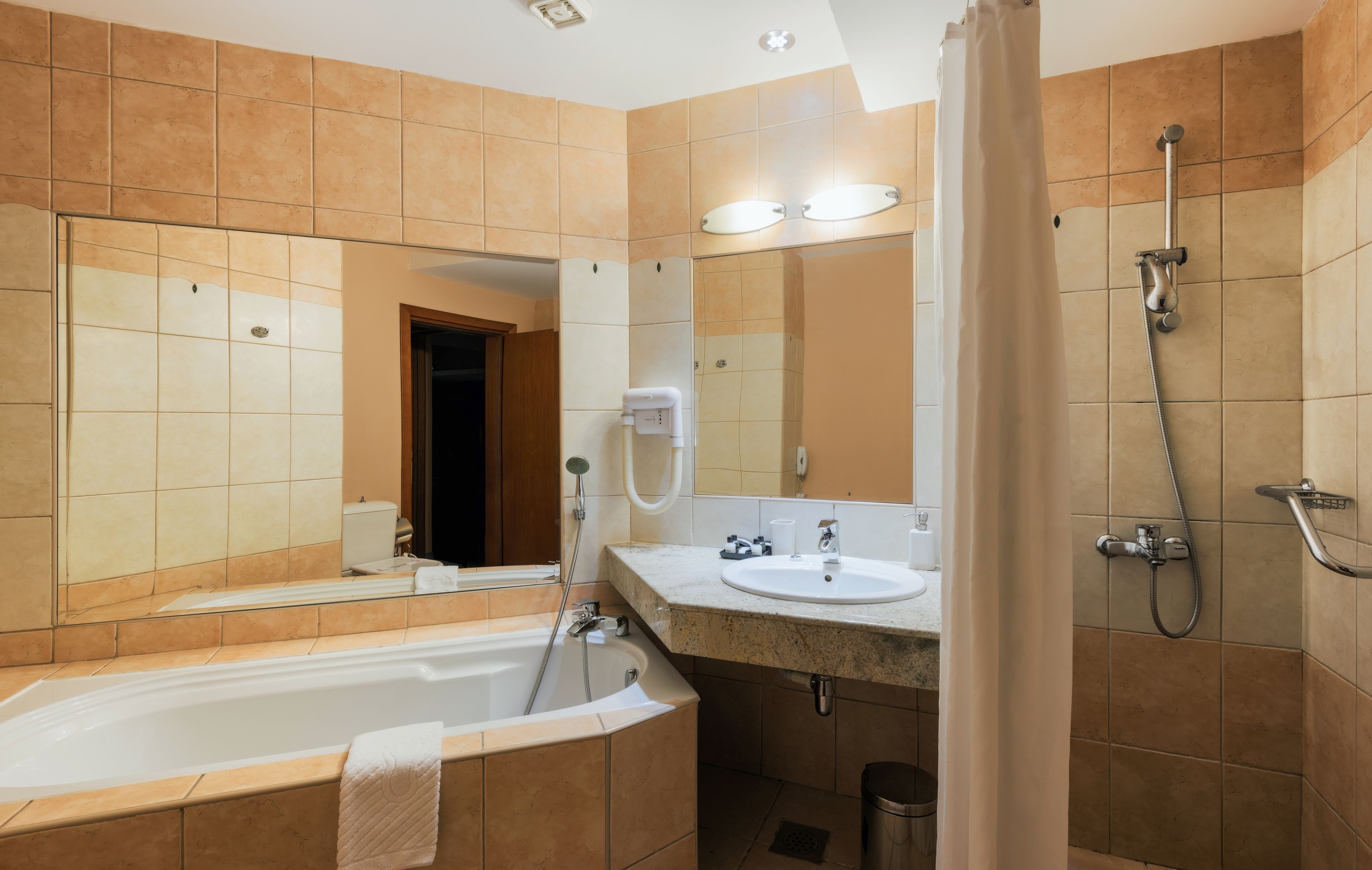 Un baño moderno con bañera, lavabo y ducha.